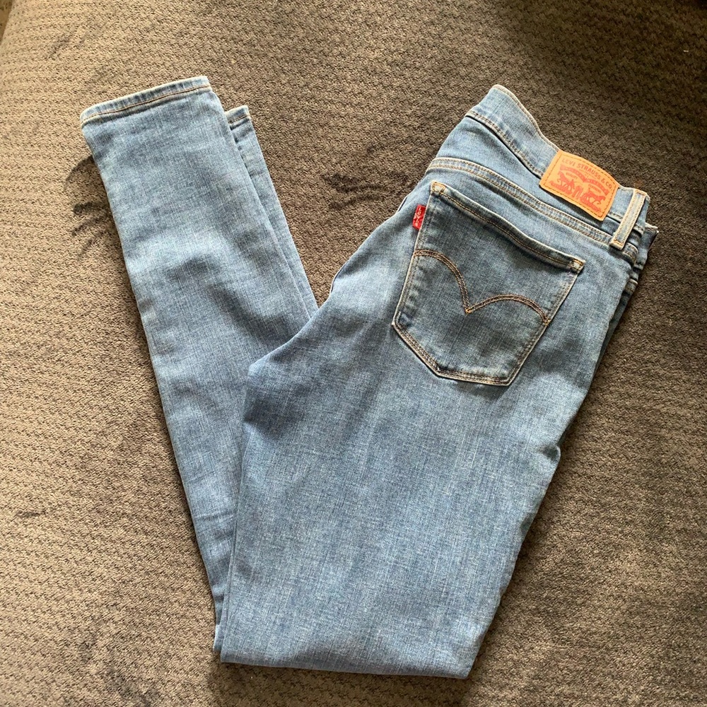 Light wash Levi’s perfect color jeans!!!
